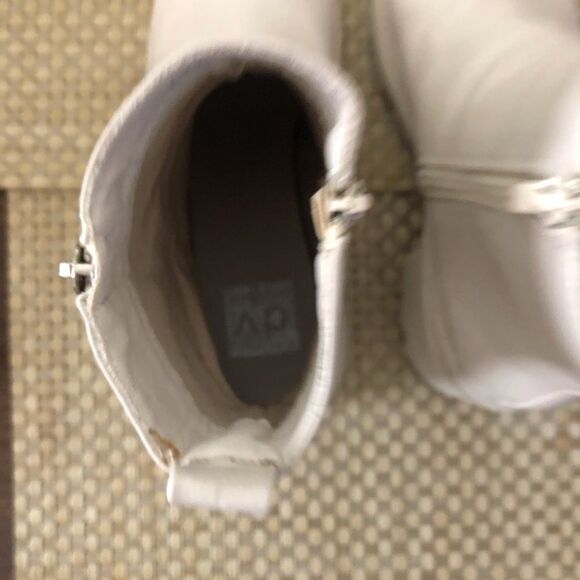 DV Dolce Vita OFF-WHITE Women's Nicola Lug-Sole Ankle Boots Size 8.5 - Picture 5 of 9